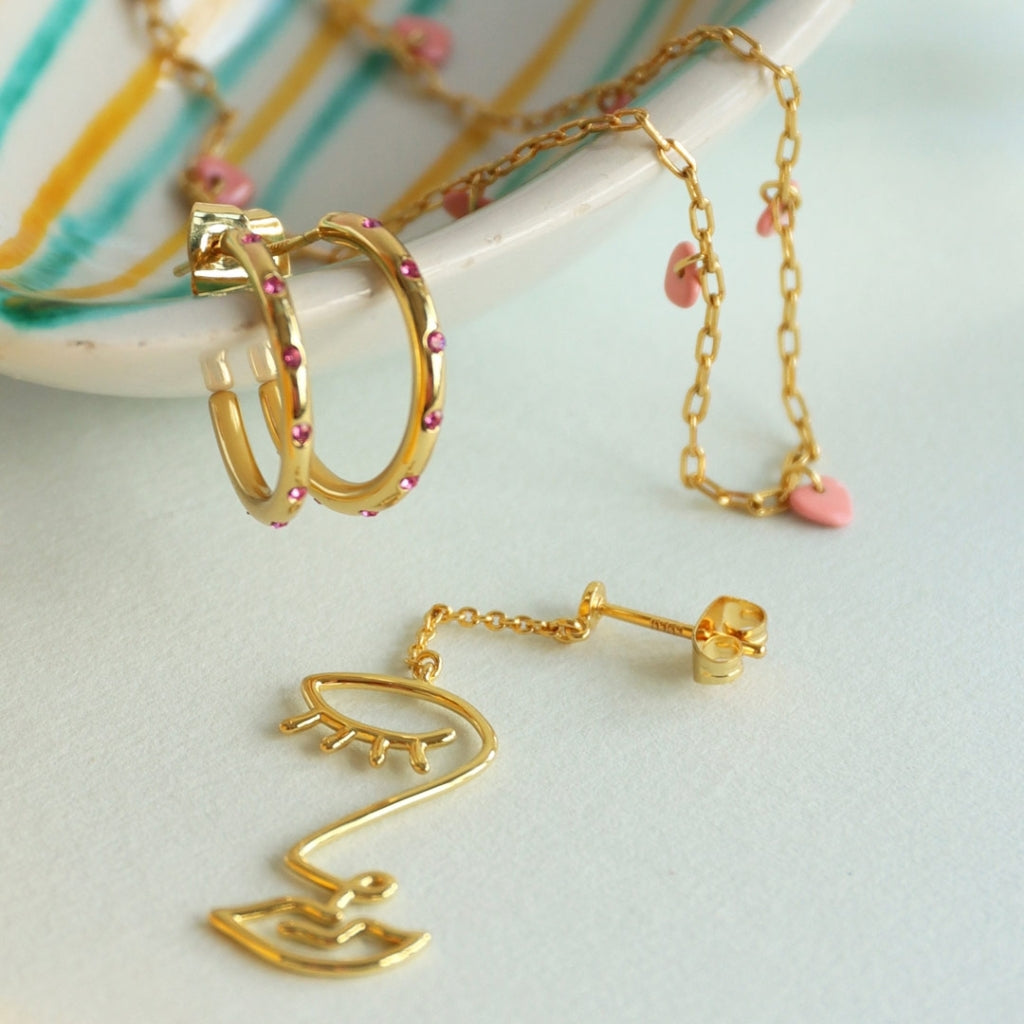 Topping Long Woman Earring Gold– pendiente individual Lulu Copenhagen