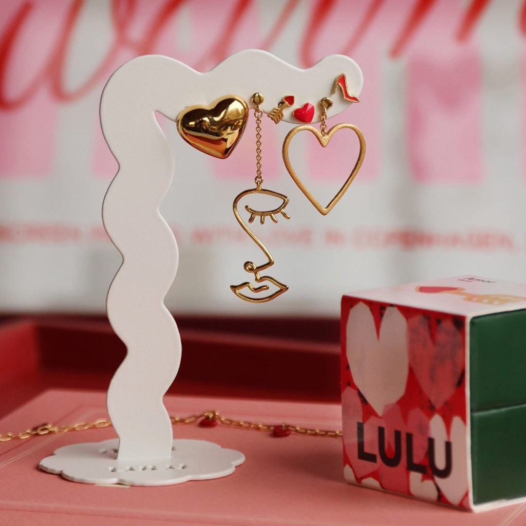 Topping Long Woman Earring Gold– pendiente individual Lulu Copenhagen